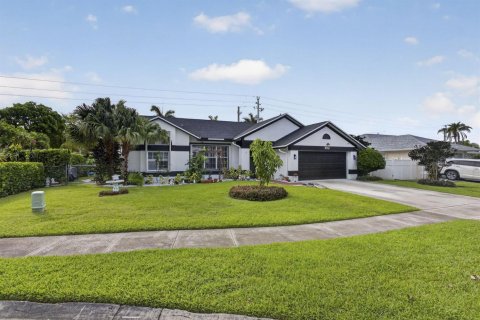 House in Royal Palm Beach, Florida 3 bedrooms, 155.24 sq.m. № 2087480 - photo 2