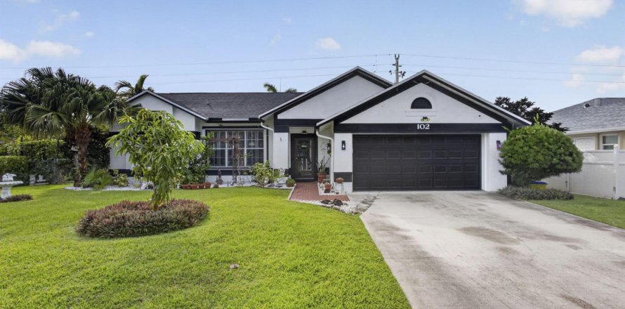 House in Royal Palm Beach, Florida 3 bedrooms, 155.24 sq.m. № 2087480