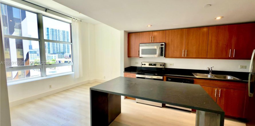 Condo in Miami, Florida, 2 bedrooms № 2050201