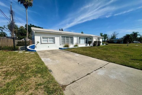 Villa ou maison à louer à Redington Beach, Floride: 2 chambres, 157.93 m2 № 2103842 - photo 2
