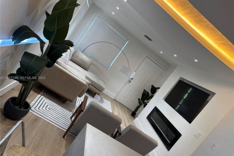 Снять в аренду квартиру в Майами, Флорида 2 спальни, 78.97м2, № 1986786 - фото 2