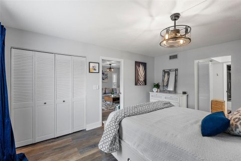 Condo in Seminole, Florida, 2 bedrooms  № 1536921 - photo 13