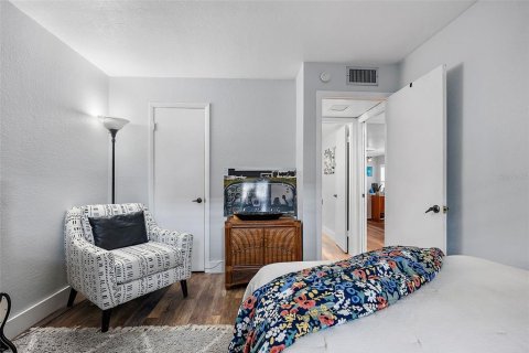 Condo in Seminole, Florida, 2 bedrooms  № 1536921 - photo 18