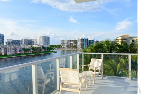 Condominio en Hollywood, Florida, 2 dormitorios  № 2079317