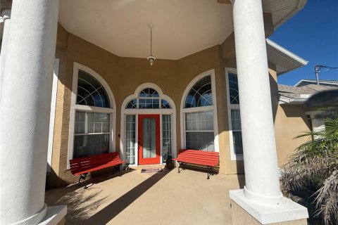 House in Palm Coast, Florida 3 bedrooms, 211.45 sq.m. № 2395816 - photo 2