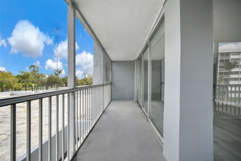 Купить кондоминиум в Майами-Гарденс, Флорида 2 спальни, 107.3м2, № 2044257 - фото 30