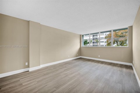 Купить кондоминиум в Майами-Гарденс, Флорида 2 спальни, 107.3м2, № 2044257 - фото 19