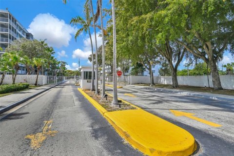 Купить кондоминиум в Майами-Гарденс, Флорида 2 спальни, 107.3м2, № 2044257 - фото 3