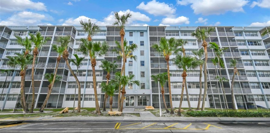 Кондоминиум с 2 спальнями в Майами-Гарденс, Флорида № 2044257