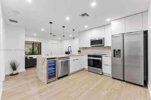 House in Fort Lauderdale, Florida 3 bedrooms, 88.26 sq.m. № 2000953 - photo 9