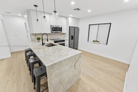 House in Fort Lauderdale, Florida 3 bedrooms, 88.26 sq.m. № 2000953 - photo 8
