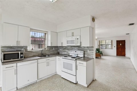 Villa ou maison à vendre à Miami, Floride: 3 chambres, 119.38 m2 № 2060381 - photo 11