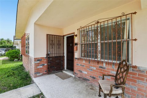 Villa ou maison à vendre à Miami, Floride: 3 chambres, 119.38 m2 № 2060381 - photo 3
