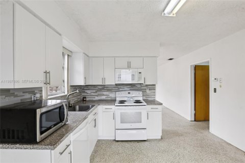 Villa ou maison à vendre à Miami, Floride: 3 chambres, 119.38 m2 № 2060381 - photo 10