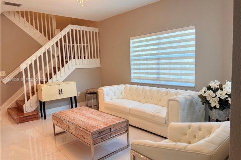 Снять в аренду таунхаус в Мирамар, Флорида 4 спальни, 180.14м2, № 2030470 - фото 3