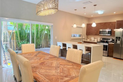 Снять в аренду таунхаус в Мирамар, Флорида 4 спальни, 180.14м2, № 2030470 - фото 7