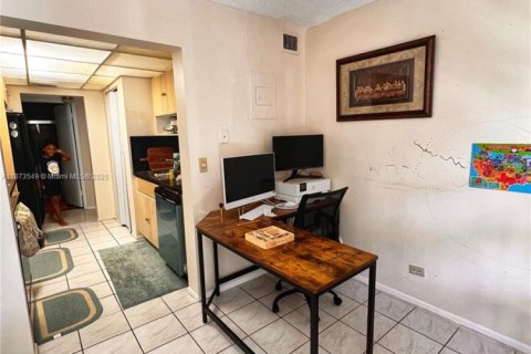 Condo in Lauderhill, Florida, 2 bedrooms  № 1898127 - photo 9