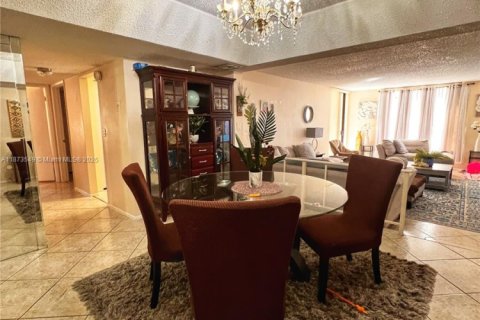 Condo in Lauderhill, Florida, 2 bedrooms  № 1898127 - photo 11