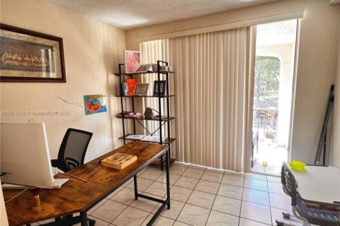 Condo in Lauderhill, Florida, 2 bedrooms  № 1898127 - photo 8