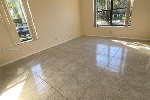 Condo in Lauderhill, Florida, 2 bedrooms  № 1898127 - photo 14
