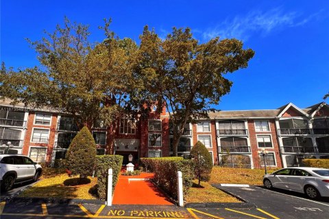 Condo in Lauderhill, Florida, 2 bedrooms  № 1898127 - photo 2