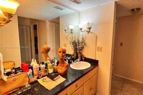 Condo in Lauderhill, Florida, 2 bedrooms  № 1898127 - photo 19