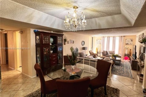 Condo in Lauderhill, Florida, 2 bedrooms  № 1898127 - photo 12