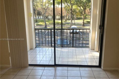 Condo in Lauderhill, Florida, 2 bedrooms  № 1898127 - photo 10
