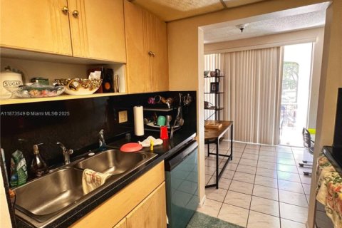 Condo in Lauderhill, Florida, 2 bedrooms  № 1898127 - photo 5