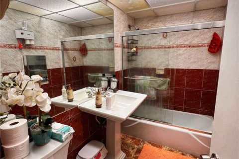 Condo in Lauderhill, Florida, 2 bedrooms  № 1898127 - photo 17