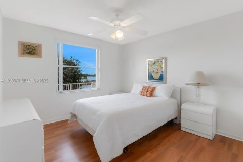 Casa en venta en Pembroke Pines, Florida, 4 dormitorios, 264.4 m2 № 1990738 - foto 22