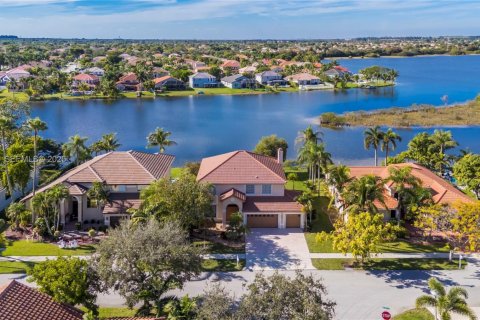 Casa en venta en Pembroke Pines, Florida, 4 dormitorios, 264.4 m2 № 1990738 - foto 1