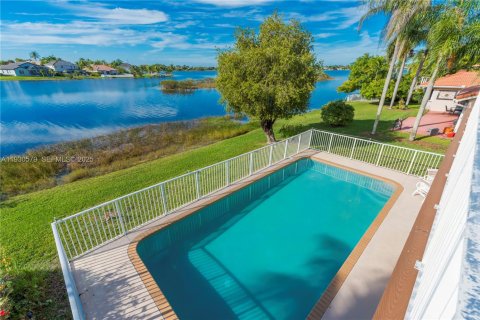 Casa en venta en Pembroke Pines, Florida, 4 dormitorios, 264.4 m2 № 1990738 - foto 4