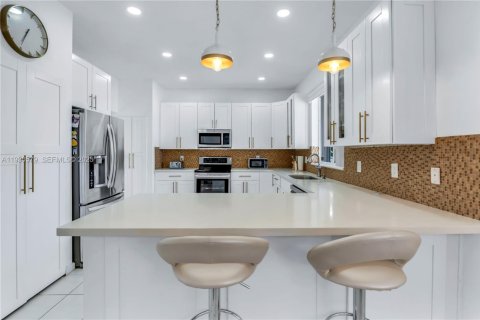 Casa en venta en Pembroke Pines, Florida, 4 dormitorios, 264.4 m2 № 1990738 - foto 14