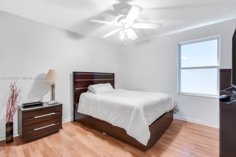 Casa en venta en Pembroke Pines, Florida, 4 dormitorios, 264.4 m2 № 1990738 - foto 28