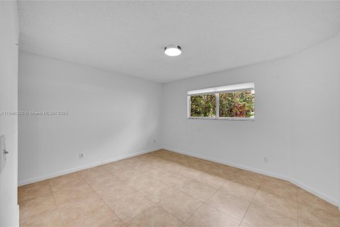 Condo in Oakland Park, Florida, 2 bedrooms  № 2013993 - photo 17