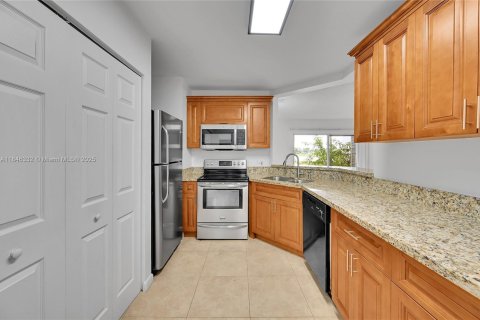Condo in Oakland Park, Florida, 2 bedrooms  № 2013993 - photo 5