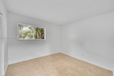 Condo in Oakland Park, Florida, 2 bedrooms  № 2013993 - photo 15