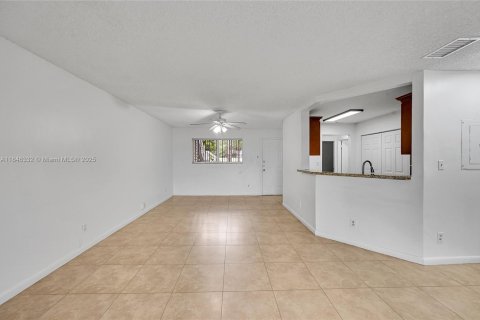 Condo in Oakland Park, Florida, 2 bedrooms  № 2013993 - photo 12