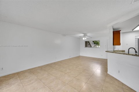 Condo in Oakland Park, Florida, 2 bedrooms  № 2013993 - photo 13