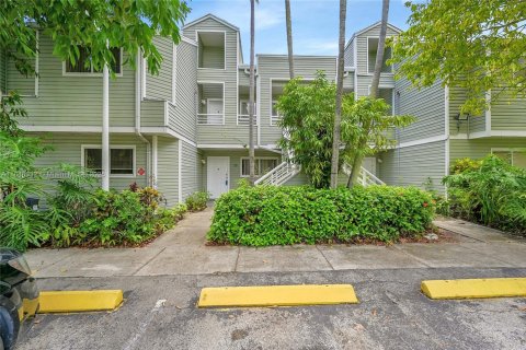 Condo in Oakland Park, Florida, 2 bedrooms  № 2013993 - photo 2