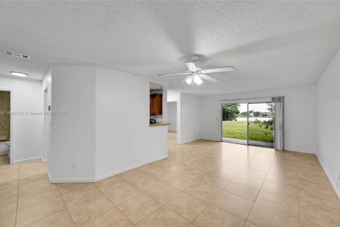 Condo in Oakland Park, Florida, 2 bedrooms  № 2013993 - photo 10