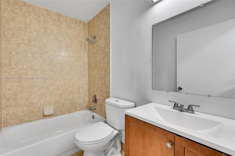 Condo in Oakland Park, Florida, 2 bedrooms  № 2013993 - photo 14