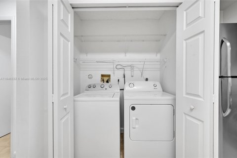 Condo in Oakland Park, Florida, 2 bedrooms  № 2013993 - photo 7