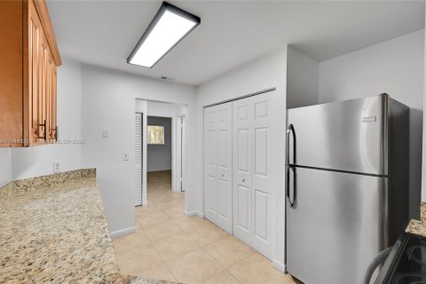 Condo in Oakland Park, Florida, 2 bedrooms  № 2013993 - photo 6