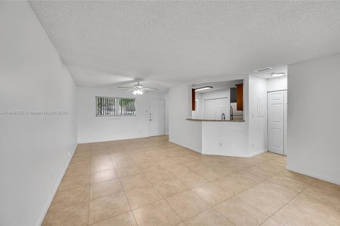 Condo in Oakland Park, Florida, 2 bedrooms  № 2013993 - photo 11