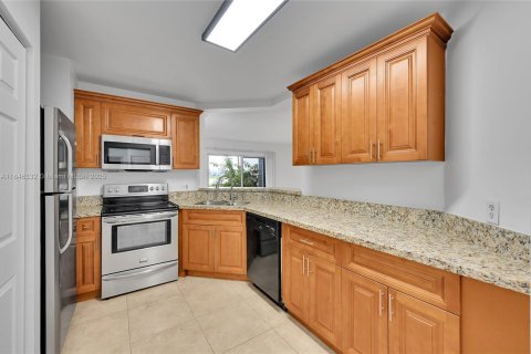 Condo in Oakland Park, Florida, 2 bedrooms  № 2013993 - photo 4