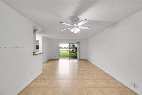 Condo in Oakland Park, Florida, 2 bedrooms  № 2013993 - photo 9