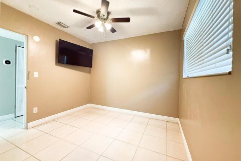 Villa ou maison à louer à Miami Gardens, Floride: 3 chambres, 166.76 m2 № 2145955 - photo 13