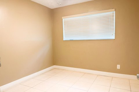 Villa ou maison à louer à Miami Gardens, Floride: 3 chambres, 166.76 m2 № 2145955 - photo 12